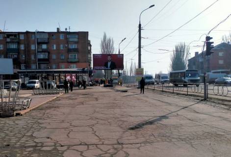 Білборд, Бігборд (Борд)  B у Кривому Розі Едуарда Фукса вул. (кол. Тухачевського). 1а, Піонер, напрямок руху з КРЕС до 173кв. Площа перед АТБ. Великий трафік транспорту та пішоходів. Фото 1