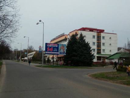 Білборд, Бігборд (Борд)  A у Кривому Розі мкр-н Всебратське-2 (Макулан) 2/65,  готель "Братислава" місце найбільшої концентрації людей та транспорту в р-ні Макулану Фото 1