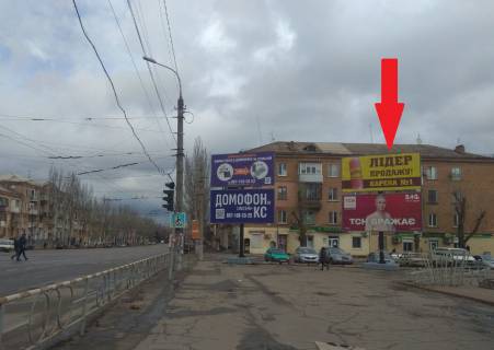 Білборд, Бігборд (Борд)  A у Кривому Розі Едуарда Фукса вул. (кол. Тухачевського), Піонер, напрямок руху з 173 кв. до КРЕС. Площа перед АТБ. Великий трафік транспорту та пішоходів. Верхня площина ближче до АТБ. Фото 1