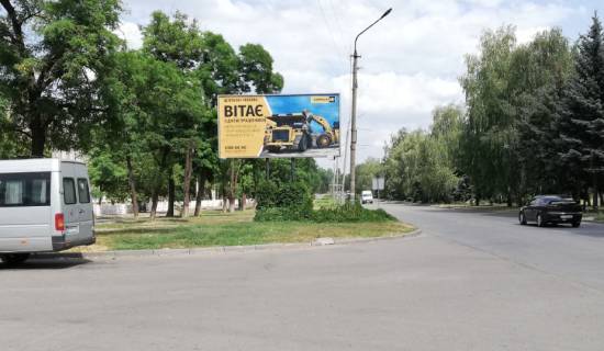 Білборд B у Кривому Розі Гірників вул. (кол. 50-річчя Жовтня), 38, мкр-н Інгулець ,Автовокзал, Ринок, до повороту. Заїзд до автовокзалу. Широкий огляд від автостоянки. Фото 1
