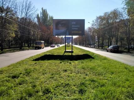 Білборд, Бігборд (Борд)  A у Кривому Розі Федора Караманиць вул. (кол. Ватутіна) 18, розділювач напрямок до  Свободи пл (пл. 129 кварталу). ТЦ "Фокстрот", ТЦ АТБ Фото 1