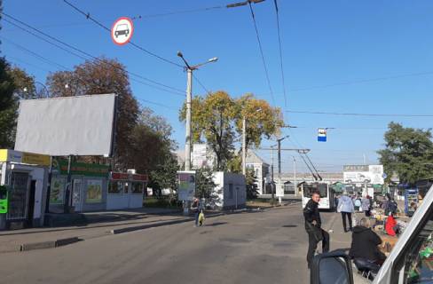 Билборд B в Кривом Роге  Залізничників вул. (кол. Ленінського комсомолу),17- Військових медиків вул. (кол. Башкирська) ЗД Вокзал ст." Кр.Ріг- Головний", кінечна громадського транспорту. Найбільше скупчення пішоходів. фото 1
