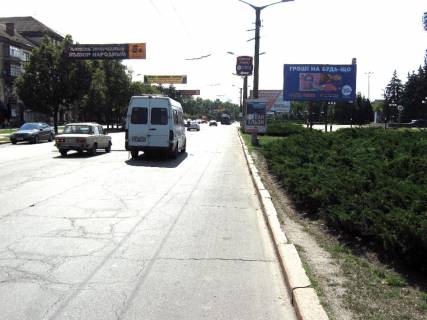 Билборд A в Кривом Роге пр. Металургів, парк. Ім. Богдана Хмельницького. Вхід до станції ШТ. Центральний проспект міста. Напрямок руху від 95-го кв. до Червоної. фото 1