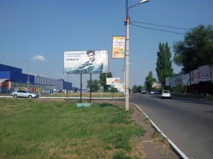 Білборд, Бігборд (Борд)  B у Кривому Розі Леоніда Бикова вул. (кол. Лепешинської), 33. заїзд до стоянки ТЦ "Епіцентр", ТЦ Метро, АЗС Сентоза и РЛС). Напрямок руху транспорту від пл.Поля до ТЦ Епіцентр, ТЦ Метро та об’їздної. Фото 1