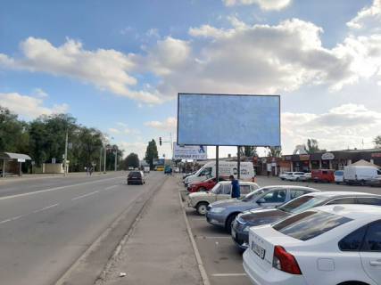 Билборд A в Кривом Роге 129-ї бригад.територ.оборони вул. (кол. Купріна), 15. ринок "Змичка", напрямок руху до Захисників України площа (кол. Визволення). Зупинка громадського транспорту Змичка, Авіа коледж, магазини, кафе. Червона лінія руху транспорту. фото 1