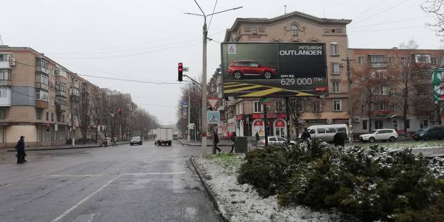 Билборд A в Кривом Роге перехрестя вул. Калнишевського (Харитонова), 15б та вул. Українська, напрямок руху до Захисників України площа (кол. Визволення) фото 1