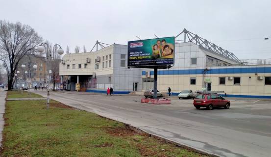 Призматрон, Призма A у Кривому Розі вул. Героїв АТО, 30а  навпроти Джампсіті. Велика кількість транспорту та пішоходів.  Гарний огляд від АЦ ВІЗА та стоянки перед Виконкомом КМР. - 488256 Фото 1