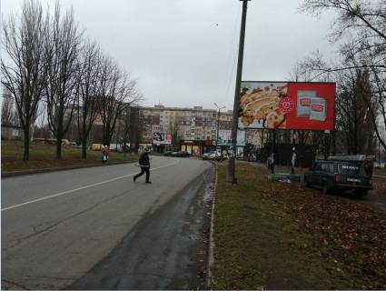 Билборд A в Кривом Роге  мкр-н Горняцкий, 42 ТЦ "АТБ", кінцева зупинка громадського транспорту,  напрямок до мкр-ну Сонячний фото 1