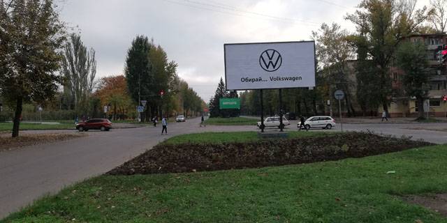 Билборд B в Кривом Роге перехрестя вул. О.Васякіна,2 - вул. Героїв АТО,79. Розділювач, нарямок руху до вул.Соборності фото 1