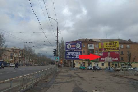 Білборд, Бігборд (Борд)  A у Кривому Розі Едуарда Фукса вул. (кол. Тухачевського), Піонер, напрямок руху з 173 кв. до КРЕС. Площа перед АТБ. Великий трафік транспорту та пішоходів. Нижня площина ближче до АТБ Фото 1