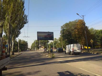Билборд B в Кривом Роге  вул Каховська - вул. Тбіліська. Розділювач в напрямку руху до ПівдГЗК. Трампарк, ДонНУЕТ, велика транспортна розвязка, ринок Трампарк. фото 1