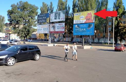 Білборд, Бігборд (Борд)  A у Кривому Розі Вул.Героїв АТО, 30а, Вхід до ТЦ "Сільпо", велика кількість пішоходів, покупців, поряд стоянка. Фото 1