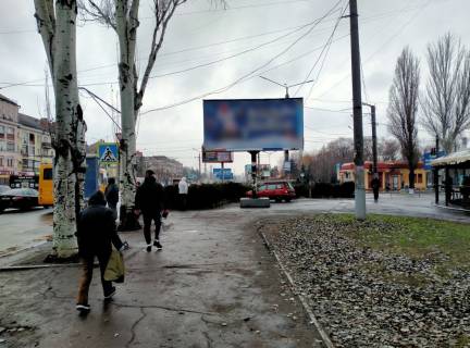 Билборд A в Кривом Роге перехрестя  Соборності вул. (кол. Косіора) , 27 та пр-ту Металургів. Соцмісто. Ринок. Торгові центри. Найбільш масове місце міста. Напрямок руху від 95-го до Арселору. фото 1
