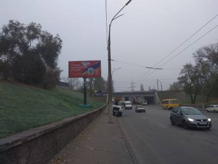 Білборд, Бігборд (Борд)  B у Кривому Розі вул. Вільної Ічкерії (Волгоградська),, напрямок руху від 95-й квартал майдан (пл. Горького) до пл. Поля та ш.Артем-1. Найбільший шляхопровід міста з найбільшим трафіком транспорту. Фото 1