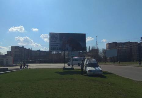 Билборд B в Кривом Роге Івана Авраменка вул. (кол. Корнійчука) , станция ШТ Вечірній бульвар.  Ринок Вечірній. Мк-н Вечірній напрямок руху Володимира Великого вул. (кол. Мелешкіна) до Павла Глазового вул. (кол. Балакіна). Широкий огляд з дороги. фото 1