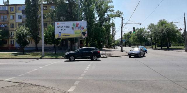 Билборд B в Кривом Роге Перехрестя вул.Матусевіча-вул.Костенко. Приватбанк, Цирк, КТУ. Напрямок руху від вул.Костенко до цирку. фото 1