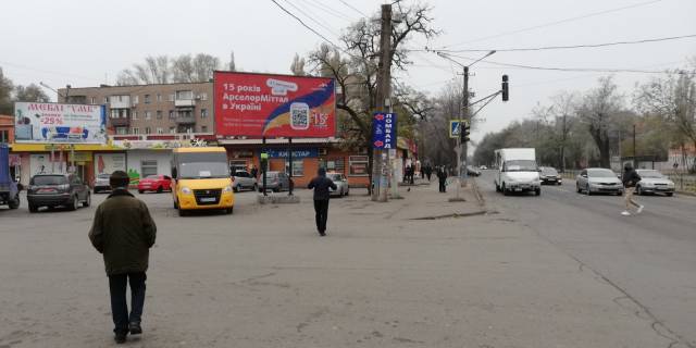 Білборд, Бігборд (Борд)  B у Кривому Розі  вул. Криворіжсталі (Орджонікідзе), 11а -вул. Вокзальна, ЗД Вокзал ст. "Червона" ринок,  торгові точки, зупинка пас.транспорту, велика кількість пішоходів, транспорту. Фото 1