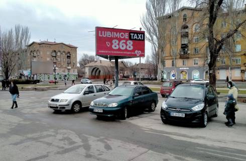 Билборд C в Кривом Роге вул. Героїв АТО (Димитрова), 30а  парковка перед ТЦ Сільпо. Велика кількість транспорту та пішоходів. Поряд Юніон. Широкий огляд від виходу з ТЦ Сільпо та Юніон. фото 1