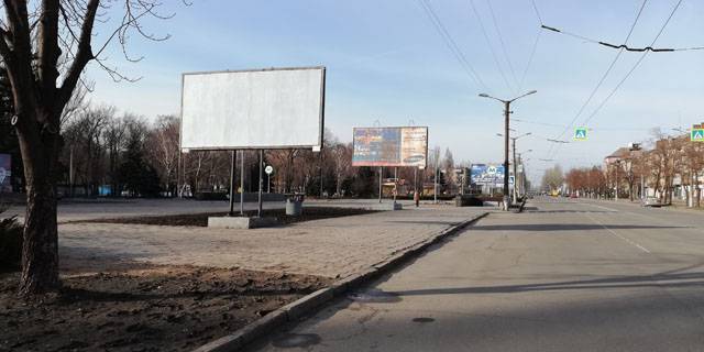 Білборд B у Кривому Розі пр.Металургів - Степана Тільги вул. (кол. Революційна).Червона лінія. Напрямок руху від Арселор Міталл Кривий Ріг до соцміста. БК Металургів, стадіон "Металург" Фото 1