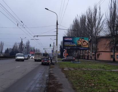 Білборд, Бігборд (Борд)  A у Кривому Розі вул. Дн. шосе, 14 навроти виконкому Довгинцівського р-н. Торгові точки, зупинка Тролейбусне депо. Напрямок від Автовокзалу. Фото 1