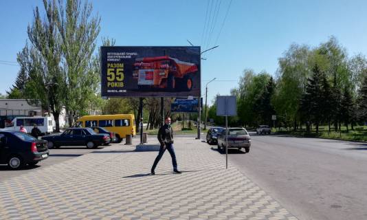 Білборд B у Кривому Розі Гірників вул. (кол. 50-річчя Жовтня), 38, мкр-н Інгулець ,Автовокзал, Ринок, . За поворотом. Виїзд з  Автовокзалу. Широкий огляд з усіх точок. Фото 1