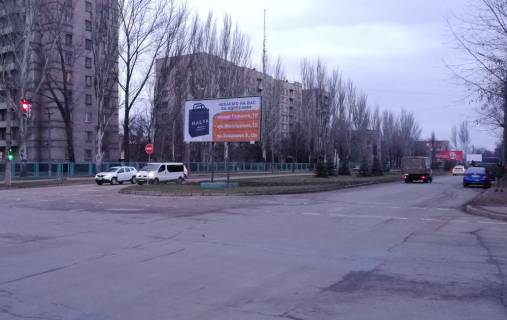 Билборд A в Кривом Роге перехрестя Олександра Васякіна вул. (кол. Будьонного),2 - вул. Героїв АТО (Димитрова,)79. Розділювач, нарямок руху до пр. Гагаріна. фото 1
