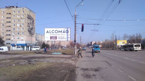 Билборд B в Кривом Роге Володимира Великого вул. (кол. Мелешкіна) , 31. Напрямок руху від пл.Поля до пл.30-річчя Перемоги та Ювілейної. Велика кількість магазинів, спальний район. фото 1