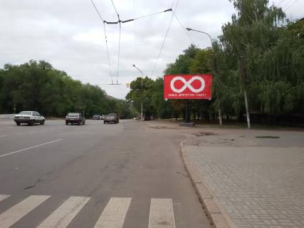 Билборд A в Кривом Роге Перехрестя Січеславська вул. (кол. Кремлівська) , 12- вул. Ігнатьєва, напрямок руху з Піонеру на КРЕС. Червона лінія. Великий потік транспорту головним шляхопровідом міста. фото 1