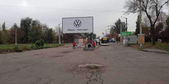 Билборд B в Кривом Роге Залізничників вул. (кол. Ленінського комсомолу), 17- вул. Башкірська (ЗД Вокзал, ст. Кривий Ріг-Головний, кінечна станція міського транспорту, велика кількість людей з міста та навколишніх районів. фото 1