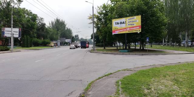 Билборд A в Кривом Роге  вул. Днепр.шосе, заїзд до стоянки Автовокзалу, напрямок до пл. Маяковського.кінцева зупинка громадського транспорту. Велике скупчення пішоходів та трафік транспорту фото 1