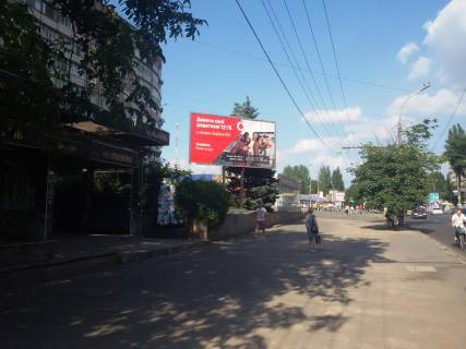 Билборд B в Кривом Роге Перехрестя пр. Миру - вул. Гетьманска, зуп громадського транспорту Героїв Підпільників. Напрямок руху від Захисників України площа (кол. Визволення) до 95-го. ТЦ Варус, Алкомаркет, ресторан Джокер фото 1