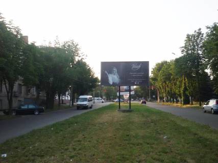 Билборд B в Кривом Роге Федора Караманиць вул. (кол. Ватутіна) 18,  за 100м. до ДК "Богдана Хмельницького" розділювач напрямок до  44 кв. ТЦ "Фокстрот", ТЦ АТБ, пицерія "Ньюйорк-пица" фото 1