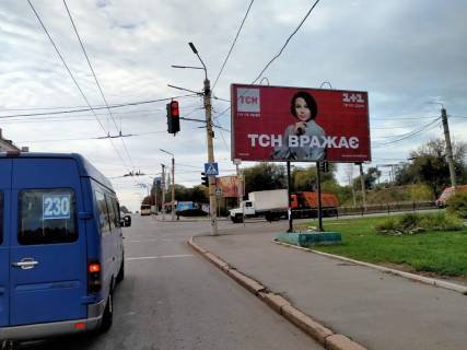 Білборд, Бігборд (Борд)  A у Кривому Розі  вул. С. Колачевського - вул. Конституційна (7-я підстанція) напрямок руху до станції Рокувата. Великий трафік руху транспорту. Шляхопровід від північних районів міста. Фото 1