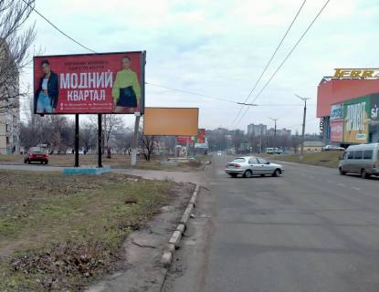 Білборд, Бігборд (Борд)  B у Кривому Розі мкр-н Зарічний, 22  навпроти  ТРЦ Терра. Великий трафік. Добре видно зі стоянки перед торговим центром. Напрямок руху від 5-Зарічного до Свободи пл (пл. 129 кварталу). Фото 1