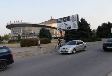 Білборд, Бігборд (Борд)  B у Кривому Розі вул. Художня (Землячки), 13- вул. Матусевіча. Нац.університет, Цирк, Будинок Молоді. Велика кількість транспорту та пішоходів Фото 1