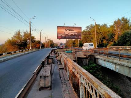 Билборд A в Кривом Роге  Сергія Колачевського вул. (кол. 23 лютого), розділювач, міст. Напрямок з 17кварталу до ЗД станції Рокувата. Великий трафік транспорту з північних районів міста. фото 1