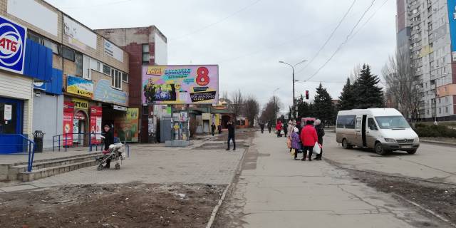 Билборд B в Кривом Роге вул. Алмазна (Погребняка), 18 (ТЦ АТБ, зуп. ДК Карачуни, місце найбільшогї концентрації людей та транспорту в м-ні Карачуни фото 1
