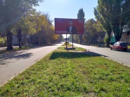 Білборд A у Кривому Розі Федора Караманиць вул. (кол. Ватутіна), 23, розділювач, напрямок руху до парку Богдана Хмельницького. АТБ,"ПриватБанк", ст. Роковата. Великий трафік транспорту. Фото 1