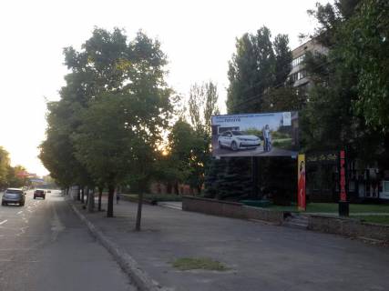 Білборд A у Кривому Розі Перехрестя пр. Миру - вул. Гетьманска, зуп громадського транспорту Героїв Підпільників. Напрямок руху від 95-го до Захисників України площа (кол. Визволення). ТЦ Варус, Алкомаркет, ресторан Джокер Фото 1