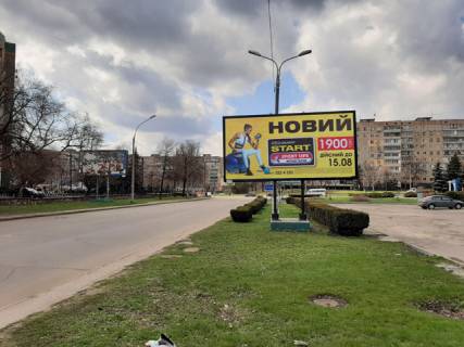 Билборд A в Кривом Роге вул.Українська, 1. розділювач. Напрямок руху до перехрестя вул. Святомиколаївської та Української. фото 1
