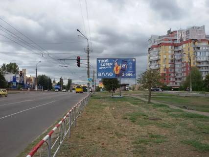 Білборд, Бігборд (Борд)  A у Кривому Розі Володимира Великого вул. (кол. Мелешкіна) , 31. Напрямок руху від пл. 30річчя Перемоги до пл.Поля. Велика кількість магазинів, спальний район. Пішохідний перехід. Фото 1