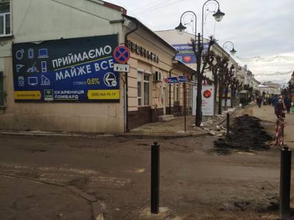 Билборд A в Коломые перехрестя вул. Валова - пр. Чорновола (правий щит, на фасаді будинку №10) фото 1