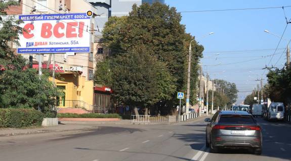 Билборд B в Черновцах, Щит 3x6  Полєтаєва вул / Головна вул, в центр фото 1