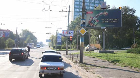 Billboard A in Chernivtsi, Щит 3x6  Golovna st. / Pivdenno-Kil'ceva st., z centru Photo 1