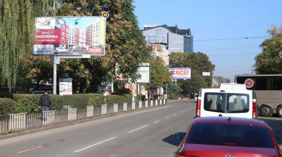 Білборд, Бігборд (Борд)  B у Чернівцях, Щит 3x6  Головна вул / Сергія Скальда (Комарова) вул, навпроти Автостанції, в центр Фото 1