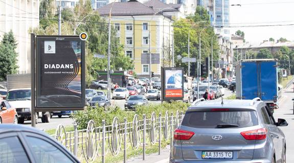Ситилайт A в Киеве, Сітілайт 1.2х1.8  вул. Генерала Алмазова (Кутузова) . роздільник фото 1