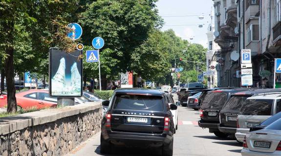 Ситилайт A в Киеве, Сітілайт 1.2х1.8  Антоновича вул. (Горького). роздільник фото 1