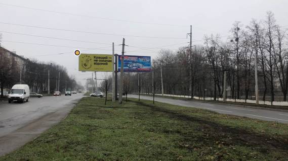 Билборд A в Харькове Богдана Хмельницкого бул./ Каденюка (раніше Танкопія) вул., разделитель, к просп. Героїв Харкова (Московський).левый фото 1