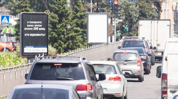 Ситилайт A в Киеве, Сітілайт 1.2х1.8  Святослава Хороброго вул. (Народного ополчення).,3, роздільник, в напрямку до Севастопольської пл. фото 1
