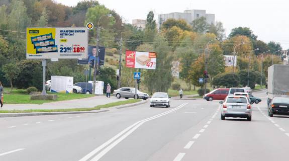 Билборд B в Ровно, Щит 3x6  Князя Володимира вул / Шухевича вул, в центр фото 1